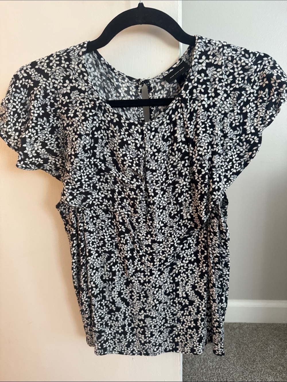 Who What Wear Black and White Floral Cap-Sleeve Blouse